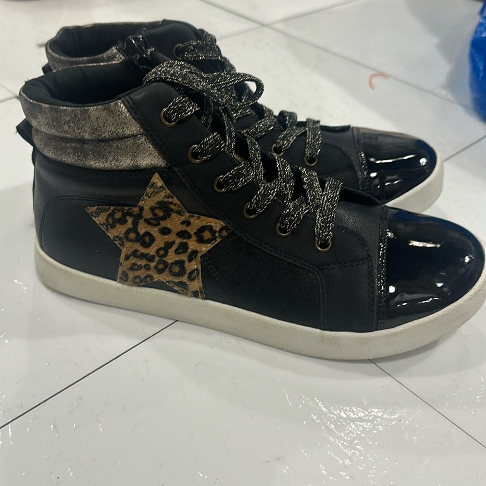 Girls Sneakers , Size 5 , never worn outside